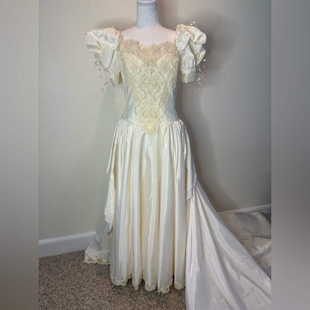 White Satin Look Wedding Dress with Romantic Lace Details. Vintage. Size 8